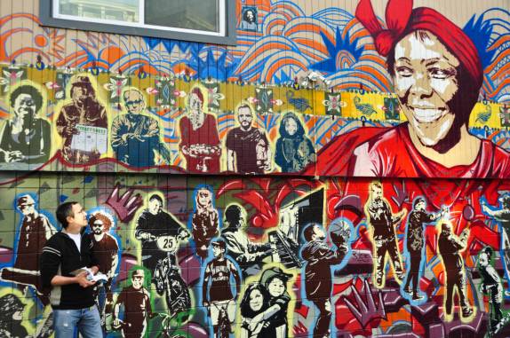 Admirando arte de rua na mítica Haight Street, em San Francisco, na Califórnia, nos Estados Unidos